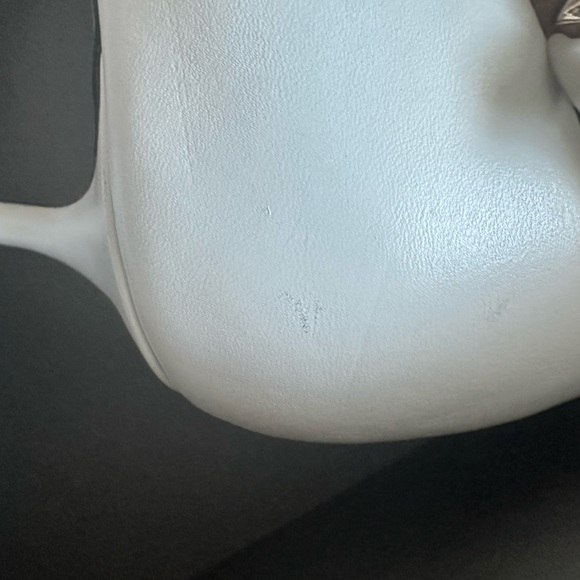 No. 21 OFF WHITE PUMPS W/ GOLD CHAINS - Picture 8 of 14